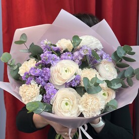 Букет из ранункулюсов и маттиолы с эвкалиптом