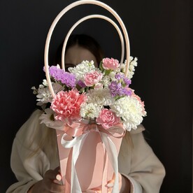 Композиция в сумке с хризантемой, диантусами, статицей