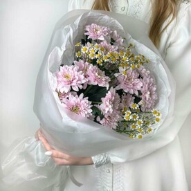 Букет из розовой хризантемы и танацетума