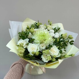 Букет из белой эустомы и белых роз
