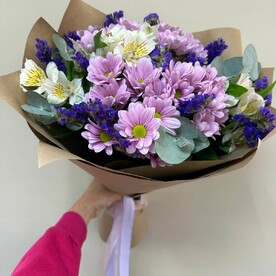 Букет из розовой хризантемы и статицы