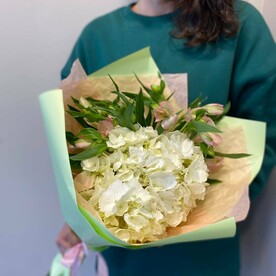 Букет комплимент с белой гортензией