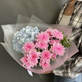 Голубая гортензия и хризантемы