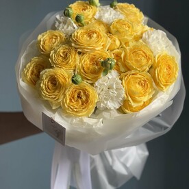 Букет кустовых пионовидных роз с диантусом