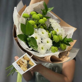 Стойкий букет хризантем