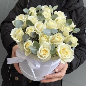 Белая Роза с эвкалиптом в шляпной коробке