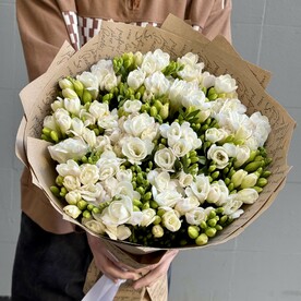 Букет из белой Фрезии, роскошный аромат
