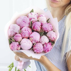 15 розовых пионов