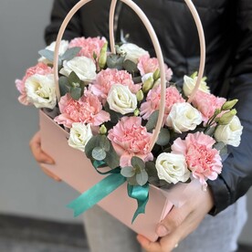 Диантус с эустомой в сумочке