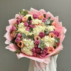 Авторский букет из Пионовидный роз, гортензии и кустовой розы