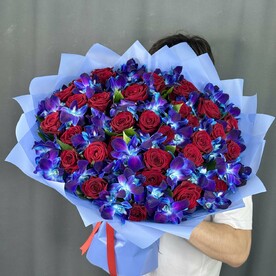 Большой букет из красных роз с дендробиумом