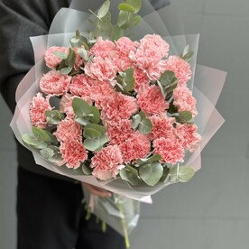 Букет из 25 диантусов с эвкалиптом