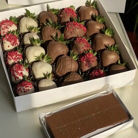 Клубника в молочном и белом шоколаде 25 шт