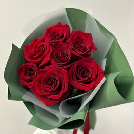 Букет из 7 красных роз Эквадор 50 см в упаковке, арт: 3106