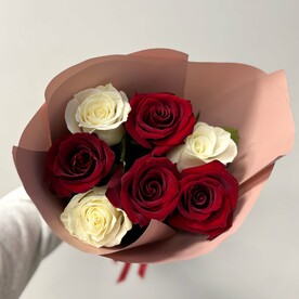 Букет из 7 красно-белых роз Эквадор 50 см в упаковке, арт: 3103