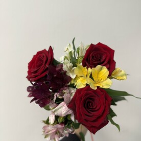 Букет из 4 альстромерий микс и 3 красных роз Эквадор 50 см, арт: 3121