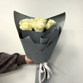 Букет из 7 белых роз Эквадор 50 см в упаковке, арт: 3097