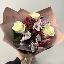 Букет из 3 белых роз Эквадор 50 см и 4 альстромерий микс, арт: 3100