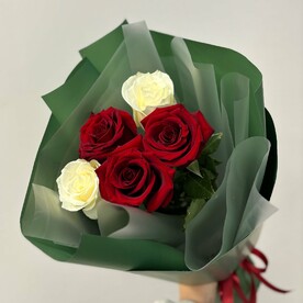 Букет из 5 красно-белых роз Эквадор 50 см, арт: 3104