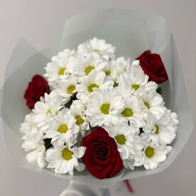 Букет из 3 красных роз Эквадор 50 см и 4 кустовых хризантем, арт: 3102