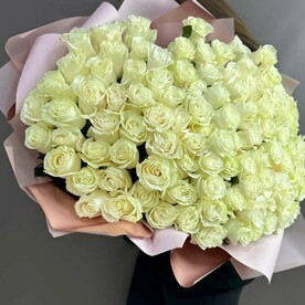 Букет из 51 белой розы Эквадор 50см в дизайнерской упаковке., арт: MRKT-J92VFWQC