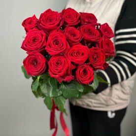 Монобукет в подарок любимой, розы Эквадор, высота 50см, 15шт, красные, арт: MRKT-CNU17YB5