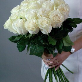 Монобукет  Мондиаль", розы Эквадор, белые, 25 шт, 50 см, экспресс доставка за 1-2 часа, арт: MRKT-H3V9P31I