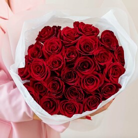 Монобукет 25 красных роз Эквадор в упаковке, экспресс доставка за 1-2 часа, арт: MRKT-4WQAXL7H