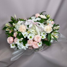 Светлая корзина с цветами