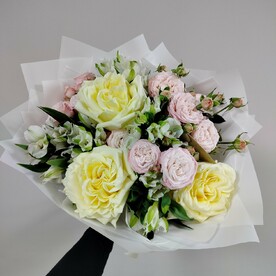 Букет из пионовидных роз и альстромерии