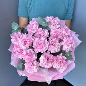 Букет розовых диантусов и ароматного эвкалипта