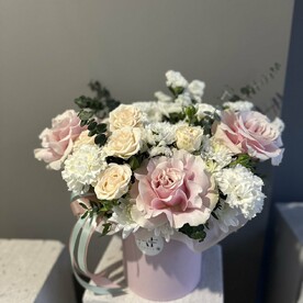 Объемная композиция в шляпной коробке