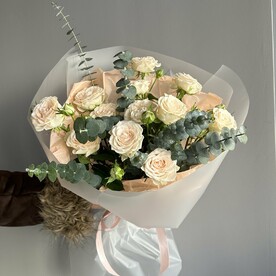 Кустовая пионовидная Роза и эвкалипт