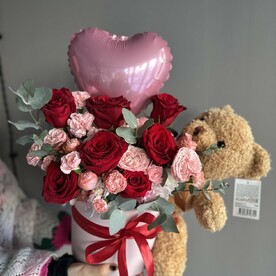 Композиция с розами и медвежонком