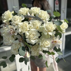 Большая корзина с розами и орхидеями