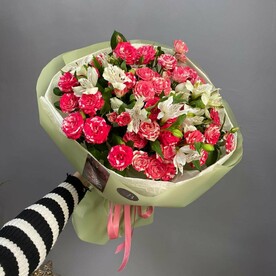 Букет с кустовыми розами и альстромерией