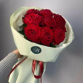 Букет из 9 красных роз в упаковке