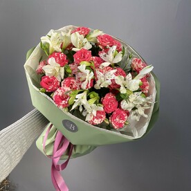 Букет из кустовых роз и альстромерии