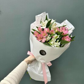 Букет с альстромерией