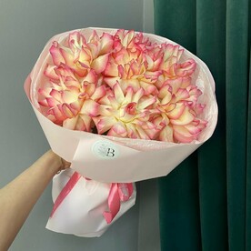 Букет с розовыми ажурными розами