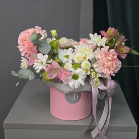 Композиция с диантусами и ромашковидной хризантемой