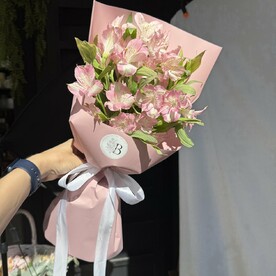 Букет со стойкой алтстромерией