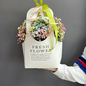 Радужная гипсофила в большой сумочке