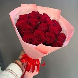Букет красных роз 19шт