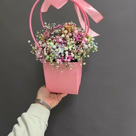 Розовая сумочка с радужной гипсофилой