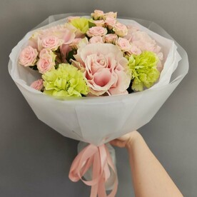 Букет с французскими розами и диантусами