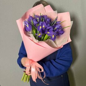Букет 15 ирисов в розовом
