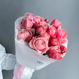 Букет из кустовой пионовидной розы