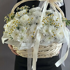 Корзина с хризантемой и матрекарией