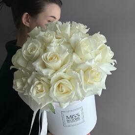 Букет из белых роз в коробке